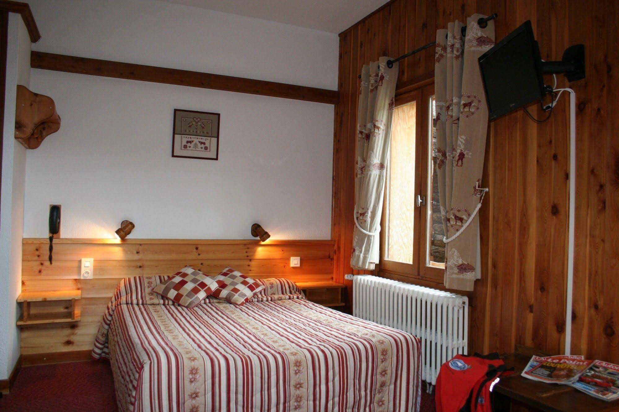 Hotel Le Chamois Logis Molines-en-Queyras Exterior photo